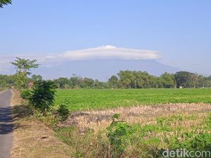 Penampakan Awan Bertopi di Puncak Gunung Lawu
