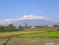 Awan Bertopi Kembali Muncul di Puncak Gunung Lawu, Kali Ini Putih Bersih