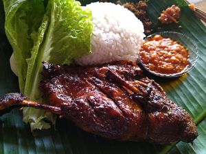 Empuk Gurih Bebek Bakar Berpadu Sambal Bawang Super Pedas Empuk Gurih Bebek Bakar Berpadu Sambal Bawang Super Pedas