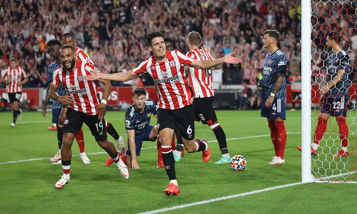 Brentford, Arsenal BRENTFORD, ENGLAND - AUGUST 13: Christian Norgaard of Brentford celebrates after scoring their teams second goal during the Premier League match between Brentford and Arsenal at Brentford Community Stadium on August 13, 2021 in Brentford, England. (Photo by Eddie Keogh/Getty Images)