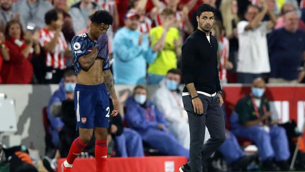 Soccer Football - Premier League - Brentford v Arsenal - Brentford Community Stadium, London, Britain - August 13, 2021 Arsenal manager Mikel Arteta and Reiss Nelson look dejected after the match REUTERS/David Klein EDITORIAL USE ONLY. No use with unauthorized audio, video, data, fixture lists, club/league logos or 'live' services. Online in-match use limited to 75 images, no video emulation. No use in betting, games or single club /league/player publications.  Please contact your account representative for further details.