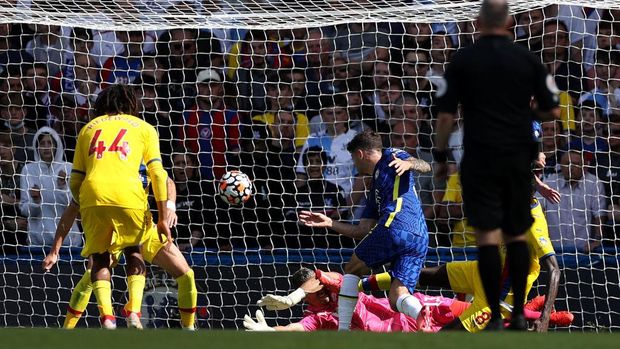 LONDON, ENGLAND - AUGUST 14: Christian Pulisic of Chelsea scores their side's second goal during the Premier League match between Chelsea and Crystal Palace at Stamford Bridge on August 14, 2021 in London, England. (Photo by Eddie Keogh/Getty Images)