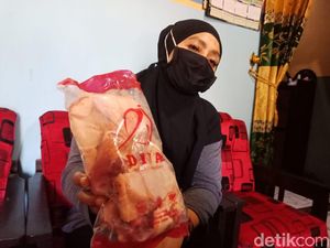 Cerita Warga Sempat Makan Bantuan Daging Ayam Busuk di Jombang Cerita Warga Sempat Makan Bantuan Daging Ayam Busuk di Jombang