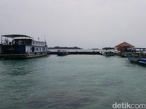 Tidak Ada Turis dan Bersihnya Perairan Dermaga Pulau