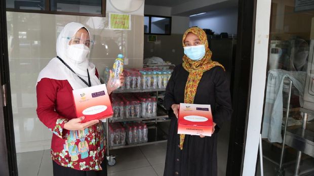CT Arsa saat menyalurkan paket makanan untuk masyarakat terdampak Covid-19 dan tenaga kesehatan.
