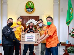 Ketua MPR Serahkan 15 Ribu Sembako & 100 Ribu Masker ke Pemprov Jabar