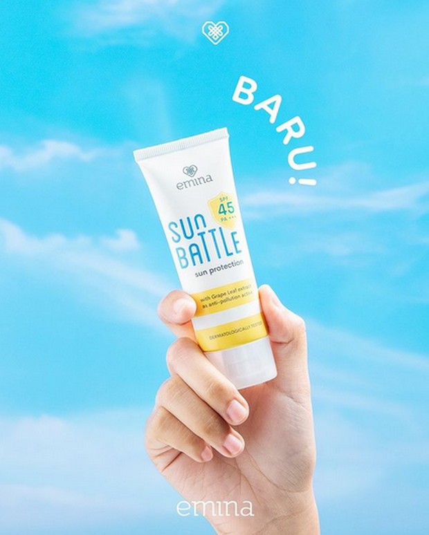 Emina Sun Battle SPF 45 PA+++/foto: instagram.com/eminacosmetics Emina Sun Battle SPF 45 PA+++ memiliki tekstur yang ringan dan cepat meresap di kulit.