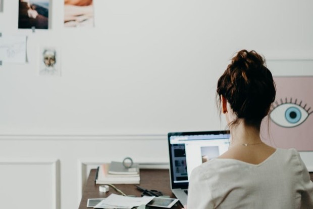 Ilustrasi: tak lupa berkedip saat daring