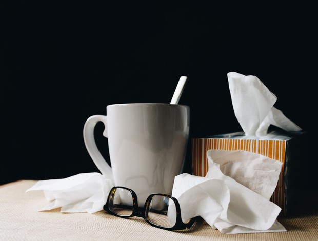 Gejala flu umumnya ditandai dengan batuk, pilek dan sakit tenggorokan/Sumber: Unsplash.com Gejala flu dapat diobati dengan paracetamol, ibuprofen bahkan teh rooibos sebagai pilihat obat herbal.