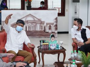 Crazy Rich Malang Salurkan Sembako ke Warga Kota Pasuruan Terdampak COVID-19 Crazy Rich Malang Salurkan Sembako ke Warga Kota Pasuruan Terdampak COVID-19