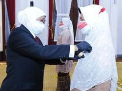 Sematkan Satyalancana Karya Satya, Khofifah Pesan ASN Terus Beri Layanan Terbaik