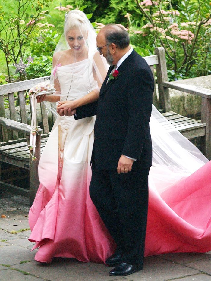 Gwen Stefani berjalan di altar bersama sang Ayah