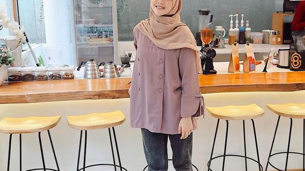 Kabarnya Dinikahi Alvin Faiz, Ini Henny Rahman Saat Hangout di Kafe