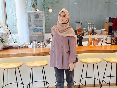 Kabarnya Dinikahi Alvin Faiz, Ini Henny Rahman Saat Hangout di Kafe