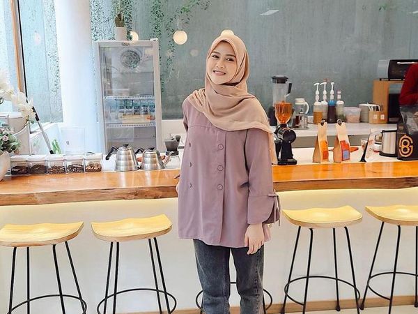 Kabarnya Dinikahi Alvin Faiz, Ini Henny Rahman Saat Hangout di Kafe