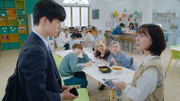 Ilustrasi: 3 zodiak ini pilih bereaksi positif saat ketemu mantan/Foto: drama SoNotWorthIt/netflix.com