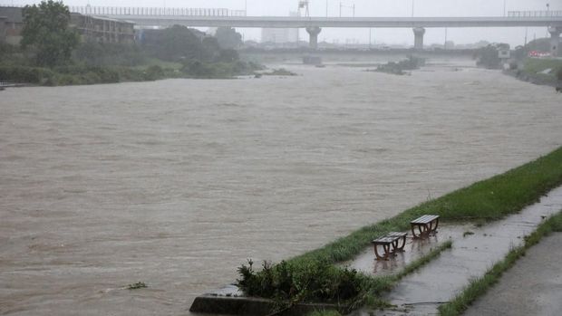 An overflowing Muromi river is seen in Fukuoka on August 14, 2021, as torrential rain triggered floods and landslides in western Japan. (Photo by STR / JIJI PRESS / AFP) / Japan OUT