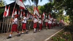 Siswa SD di Klaten Kibarkan 76 Bendera Merah Putih