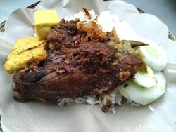 Laris Manis! Nasi Bebek Cak Malik Langganan Orang Kantoran di Jakpus