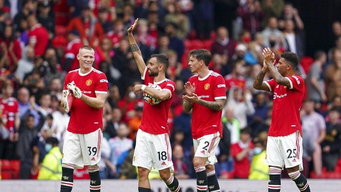 Manchester United players wave to the crowd following the English Premier League soccer match between Manchester United and Leeds United at Old Trafford in Manchester, England, Saturday, Aug. 14, 2021. (AP Photo/Jon Super)