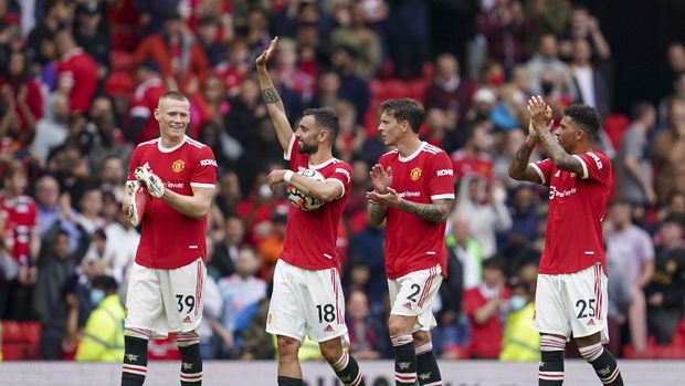 Manchester United players wave to the crowd following the English Premier League soccer match between Manchester United and Leeds United at Old Trafford in Manchester, England, Saturday, Aug. 14, 2021. (AP Photo/Jon Super)