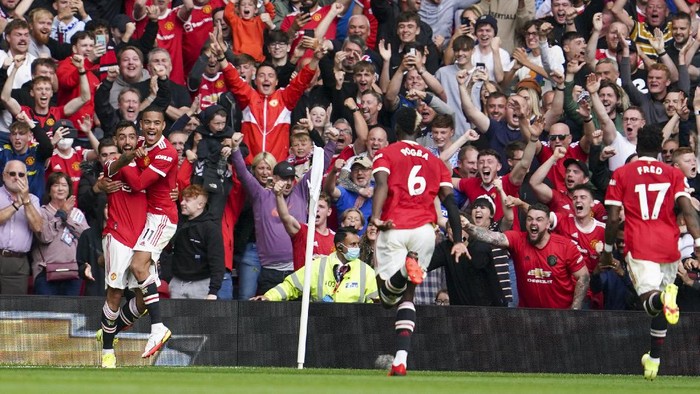 Manchester Uniteds Bruno Fernandes, left, celebrates with teammates after scoring his teams first goal during the English Premier League soccer match between Manchester United and Leeds United at Old Trafford in Manchester, England, Saturday, Aug. 14, 2021. (AP Photo/Jon Super)