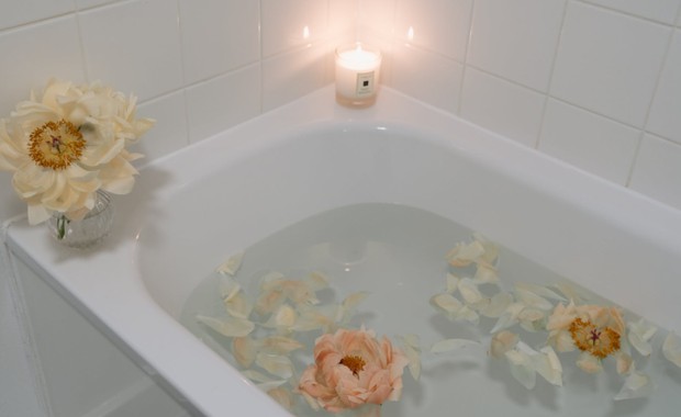 Mandi dengan Air Hangat/Foto : pexels.com/alleksana Mandi dengan Air Hangat