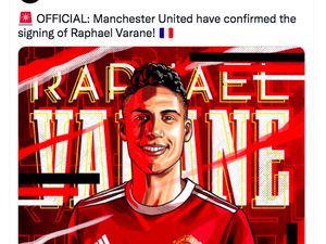 Raphael Varane Resmi Gabung MU Hebohkan Linimasa