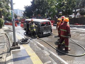 Mobil VW Combi Antik Terbakar di Simpang Dago Bandung