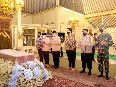 Momen Gibran Melayat Mangkunegara IX