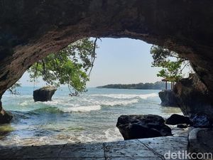 Sepinya Pantai di Kawasan Anyer Saat PPKM Diberlakukan