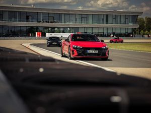 Pemain Bayern Munchen Kebagian Mobil Listrik E-Tron dari Audi Pemain Bayern Munchen Kebagian Mobil Listrik E-Tron dari Audi