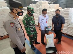 Dinsos Kediri dan Bulog Salurkan Bantuan Beras untuk 54.353 KPM Kediri