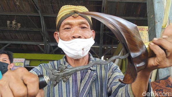 Perkenalkan Mbah Mulyono, Sang Penjamas Pusaka di Bulan Suro