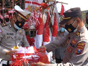 Semringahnya Penjual Bendera di Gresik Ini Saat Dagangannya Diborong Polisi