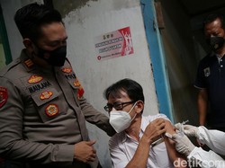 Polisi Door to Door Sasar Warga yang Belum Vaksin di Jakpus