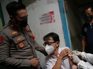 Polisi Door to Door Sasar Warga yang Belum Vaksin di Jakpus Polisi Door to Door Sasar Warga yang Belum Vaksin di Jakpus
