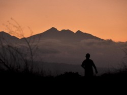 12 Gunung Tertinggi di Indonesia dengan Pemandangan Indah