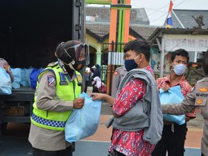 Cara Polisi Bujuk Siswa-Siswi SLB di Bekasi Ikut Vaksinasi COVID