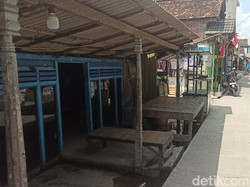 Penampakan Rumah-rumah Pendek Gegara Rob di Demak