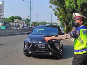 Ganjil-Genap Akhir Pekan Jl Gatot Subroto, Mobil Pelat RFN Diputar Balik