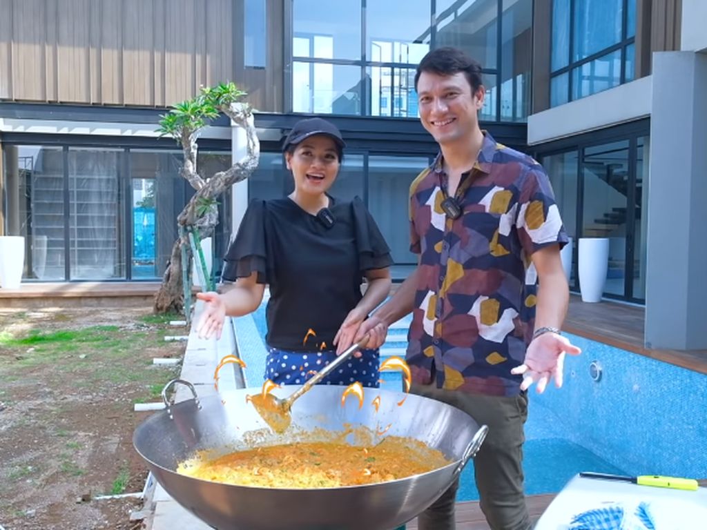 Titi Kamal dan Christian Sugiono Masak Seblak Jumbo, Beratnya Sampai 8 Kg