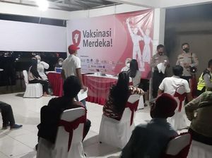 Polisi Gelar Vaksinasi Merdeka di Pasar Ikan Modern Muara Baru Malam Hari