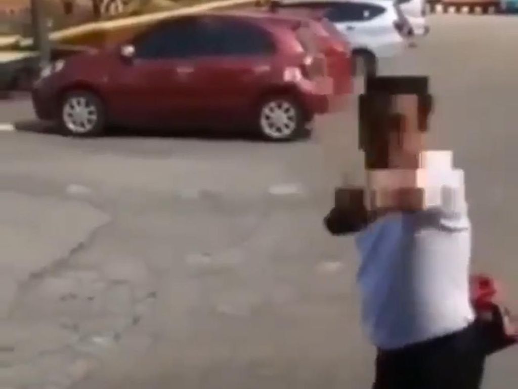 Viral Diduga ASN di Lampung Timpuk Batu, Kesal Buburnya Lama Datang Viral Diduga ASN di Lampung Timpuk Batu, Kesal Buburnya Lama Datang