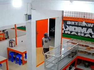 Polisi Buru Pelaku yang Begal Warteg Pakai Celurit di Tangerang