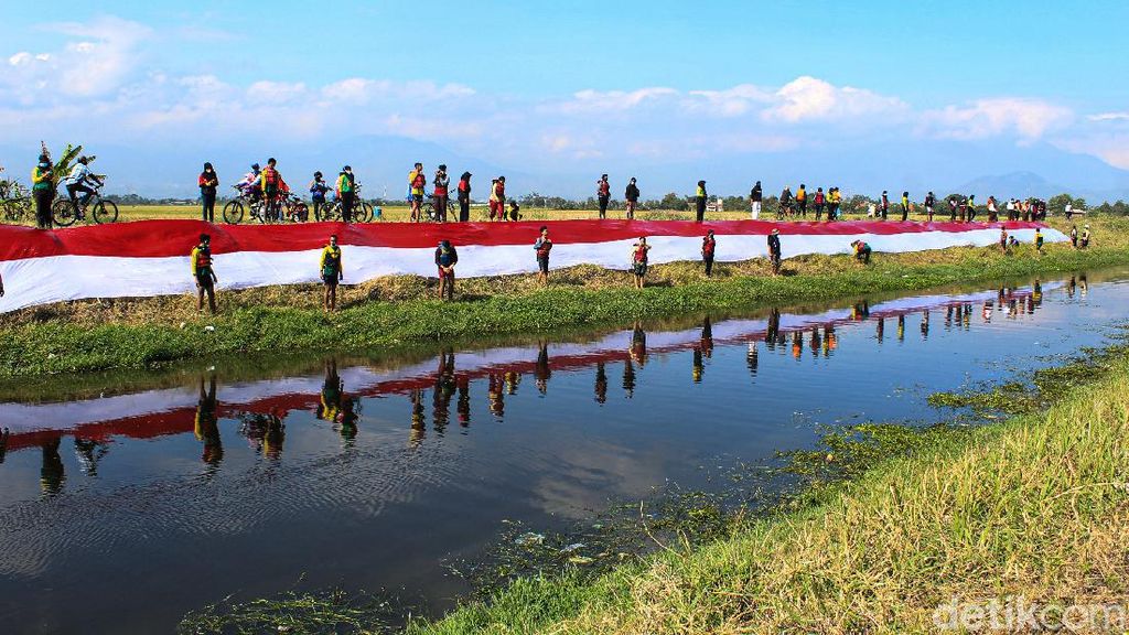 Wow, Bendera Merah Putih Sepajang 76 Meter Berkibar di Rancaekek Wow, Bendera Merah Putih Sepajang 76 Meter Berkibar di Rancaekek