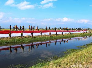 Wow, Bendera Merah Putih Sepajang 76 Meter Berkibar di Rancaekek