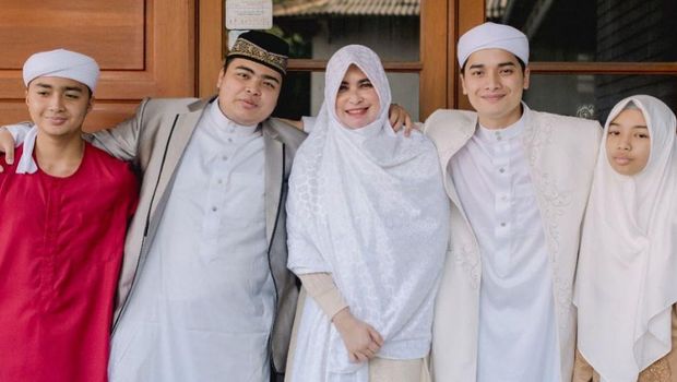 Alvin Faiz menikah dengan Henny Rahman.