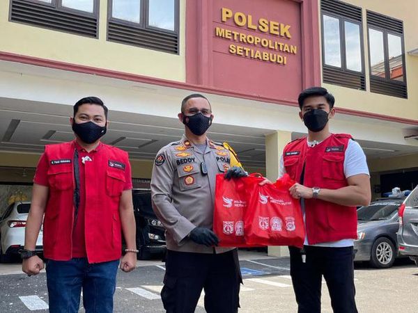 Bingkisan Sembako untuk Warga Terdampak Pandemi