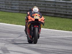 Pertaruhan Mahal Brad Binder Pertahankan Ban Slick di Trek Basah